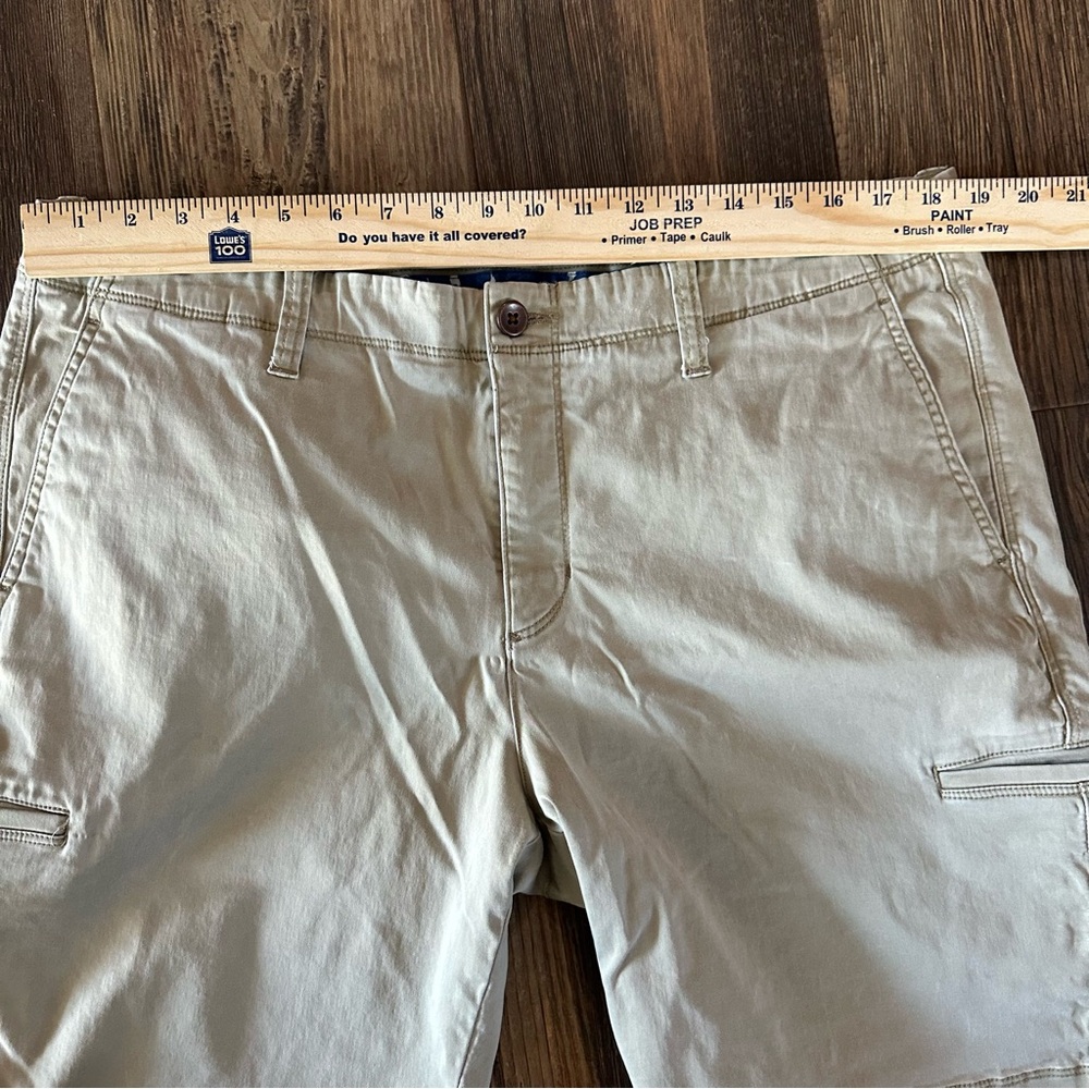 Tommy Bahama men's 36 khaki tan shorts soft - Picture 8 of 9
